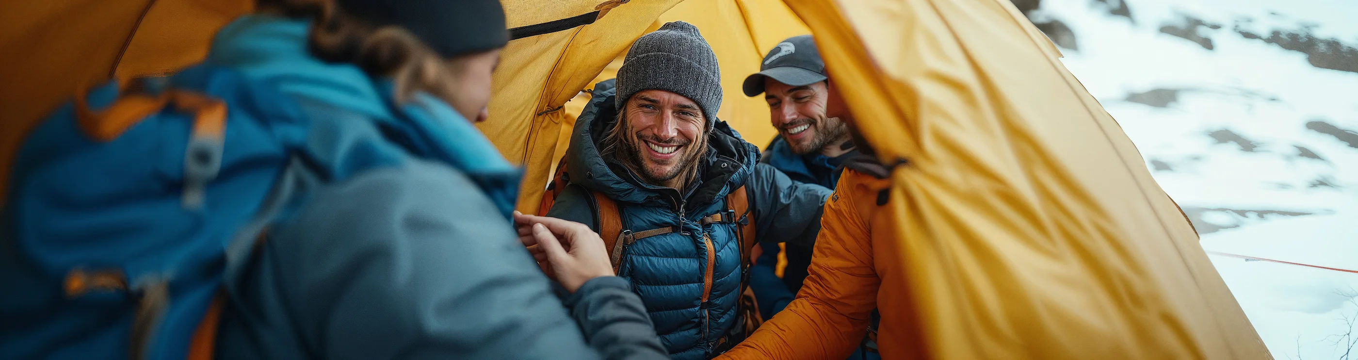 Montañistas trabajando juntos en un campamento de alta altitud